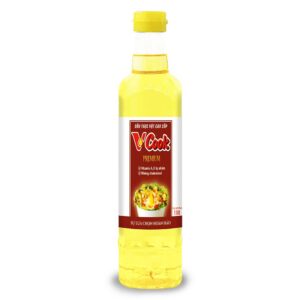 Dầu ăn V Cook được làm từ nguyên liệu tự nhiên, giàu vitamin A, E, không chất bảo quản, không tạo màu và không chứa cholesterol.